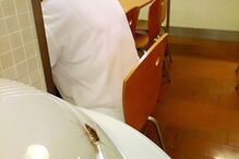 Uma barata fotografada na zona do refeitório, que fechou para desbaratização