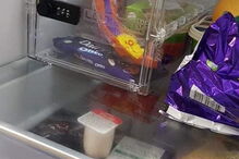 Homem instala cofre no frigorífico para impedir a noiva de comer os seus chocolates