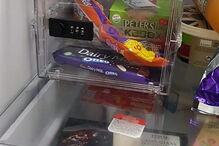 Homem instala cofre no frigorífico para impedir a noiva de comer os seus chocolates