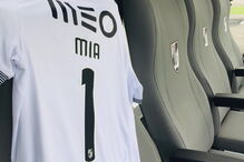 Atriz porno que ofereceu apoio ao Vitória de Guimarães já tem a camisola do clube... com o seu nome