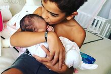 Dinis com a bebé Valentina ao colo