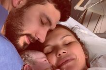 Katia e o companheiro no momento do nascimento de Valentina