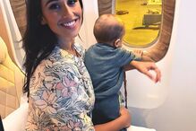 Rita Pereira e o filho no voo para o Dubai