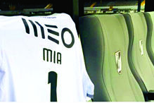 Esta é a camisola que o Vitória enviou a Mia