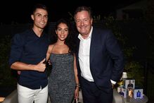 CR7 no final da entrevista, com o apresentador britânico Piers Morgan e com Georgina