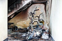 Motas que estavam no hall de um prédio ficaram destruídas