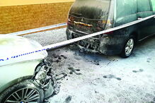 Carrinha de transferes e carro atingidos por fogo