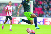 Bruno Fernandes deu sempre muito trabalho à defesa do PSV