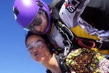 Rita Pereira manda beijo para a fotografia durante o salto