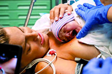 Atriz deixou-se filmar durante o parto do filho