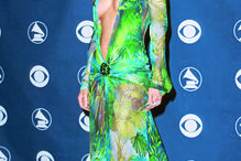 Jennifer Lopez desfilou a coleção da Versace de Primavera