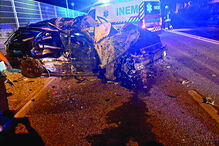 Carro onde seguiam as vítimas ficou destruído. Acidente ocorreu na reta do Dafundo, Oeiras