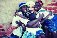 A cantora com os quatro filhos adotivos