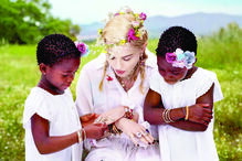 A cantora com as gémeas Stelle e Estere