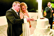 Os noivos a cortar o bolo do casamento