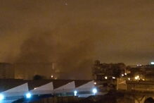 Bombeiros combatem fogo em fábrica desativada na Amadora