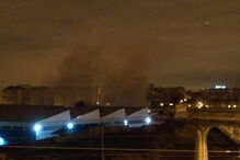 Bombeiros combatem fogo em fábrica desativada na Amadora