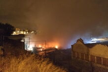 Bombeiros combatem fogo em fábrica desativada na Amadora