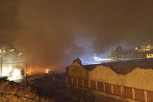 Bombeiros combatem fogo em fábrica desativada na Amadora