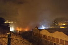 Bombeiros combatem fogo em fábrica desativada na Amadora