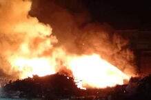 Bombeiros combatem fogo em fábrica desativada na Amadora