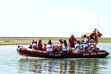 Centenas de crianças, acompanhadas pelos pais, tiveram o seu batismo de mar no Mar Seguro 