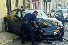 Porsche alugado foi abandonado após despiste durante a fuga, na Lapa 