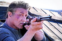 John Rambo começa a ação do novo filme em reclusão num rancho, mas um rapto vai obrigá-lo a agir a todo o custo 