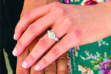 O anel  de noivado oferecido durante as  férias em Itália 