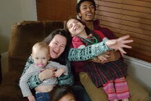 Natalia (com calças cor de rosa) com Cynthia Mans e os filhos	