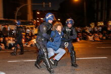 Ativistas acampados em frente ao Banco de Portugal retirados à força pela PSP