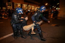 Ativistas acampados em frente ao Banco de Portugal retirados à força pela PSP
