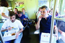 André Silva, porta-voz do PAN, petisca durante uma viagem de comboio