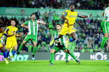 Danilo salta bem alto e cabeceia para a baliza vila-condense, num jogo muito disputado e faltoso no meio-campo 