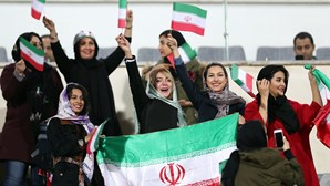 Mulheres autorizadas a ver jogo de futebol no Irão três anos depois