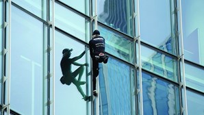 'Homem-aranha' francês detido por escalar prédio de 153 metros