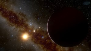 Astrónomos descobrem planeta a orbitar a mais quente e maciça dupla de estrelas conhecida