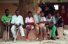Em Janeiro de 1997, Diana de Gales deslocou-se a em Angola em missão pela retirada das minas terrestres nos campos de guerra	