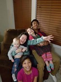 Natalia (com calças cor de rosa) com Cynthia Mans e os filhos	