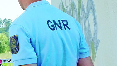 Jovens ladrões agridem casal em roubo