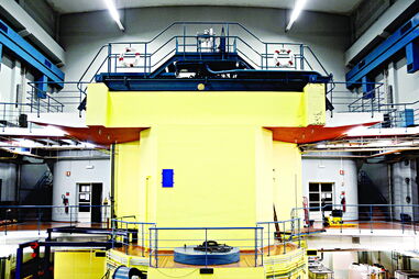Reator nuclear funcionava no interior desta espécie de piscina com cerca de nove metros de altura