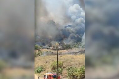 Incêndio que ameaçou casas na Penha de França fez cinco feridos