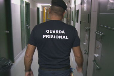 Homem detido por introduzir droga em chouriças caseiras na prisão