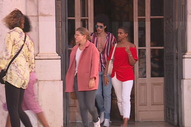 Autocarro arde na A8