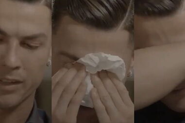 Cristiano Ronaldo emociona-se ao ver vídeo do pai a elogiá-lo