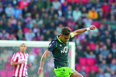 Bruno Fernandes deu sempre muito trabalho à defesa do PSV