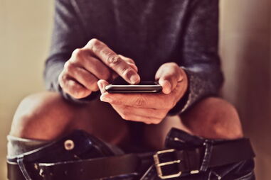 Uso do telemóvel na casa de banho pode causar hemorroidas 