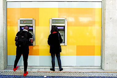 Bandas magnéticas dos cartões eram copiadas através de dispositivo eletrónico colocado em caixas Multibanco