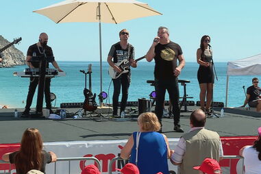 Toy canta "Coração não tem idade" no Mar Seguro em Sesimbra