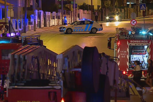 Bombeiro ferido no combate às chamas em Sintra. Incêndio destruiu sótão de uma habitação